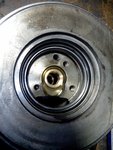 IMG_20160121_202906 (768x1024) (2).jpg (452.95 Kio) Vu 5489 fois palier neuf en place côté turbine froide, l'ajustement est libre dans l'alésage, pas de circlip, l'arrêt axial est réalisé par la butée qui vient se positionner devant fixée par les 3 vis